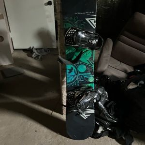 Lamar 1540 snowboard and zuma premium snowboard burton snow boots 8with bindings